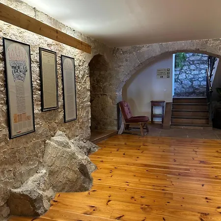 Locanda Santuari Mare De Déu Del Mont Restaurant-hostatgería Beuda