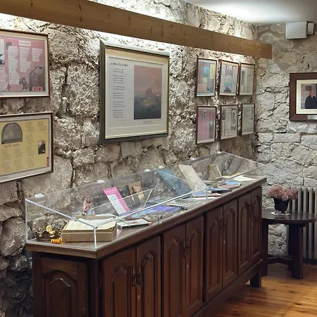 Santuari Mare De Déu Del Mont Restaurant-hostatgería Beuda