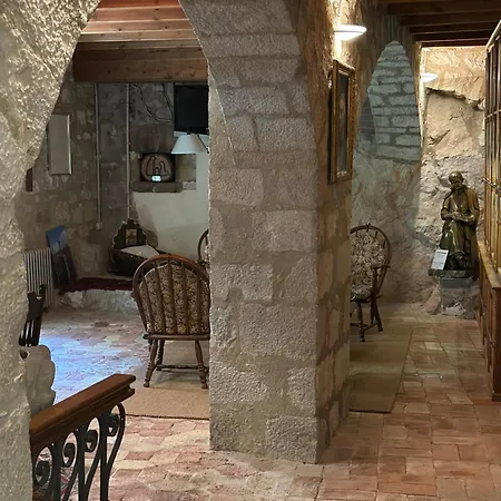 Santuari Mare De Déu Del Mont Restaurant-hostatgería Beuda