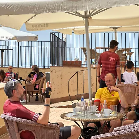 Herberg Santuari Mare De Deu Del Mont Restaurant-hostatgeria Beuda